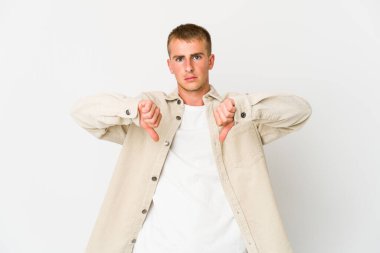 Beyaz tenli yakışıklı bir adam hoşlanmadığı jestler yapıyor, reddediyor. Anlaşmazlık konsepti.