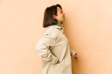 Genç İspanyol kadın sırt ağrısı çekiyor..