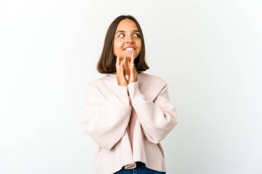 Genç melez kadın bir plan yapıyor, bir fikir kuruyor..