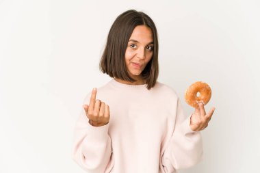 Genç İspanyol kadın donut yerken seni işaret ediyor sanki davet ediyormuş gibi..