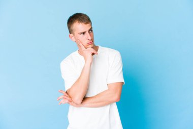 Genç, beyaz, yakışıklı bir adam bir strateji planlıyor, bir iş yolu düşünüyor..