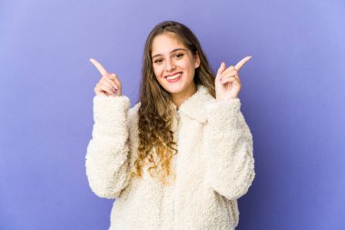 Kafkasyalı tatlı bir kadın farklı fotokopi alanlarını gösteriyor, birini seçiyor, parmaklarıyla gösteriyor..