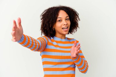 Genç Afro-Amerikan melez kadın kendini kameraya sarılmış hissediyor..