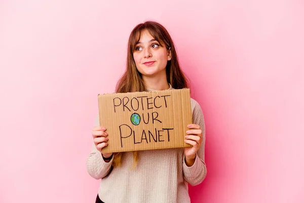 Joven Mujer Caucásica Sosteniendo Cartel Proteger Nuestro Planeta Soñando Aisladamente —  Fotos de Stock
