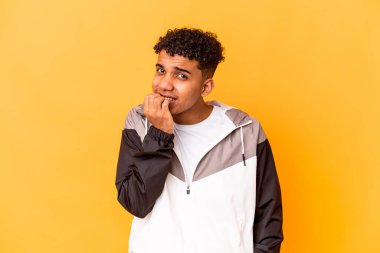 Genç Afro-Amerikalı kıvırcık adam mor tırnaklı, gergin ve endişeli..