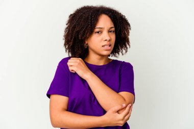 Genç Afro-Amerikan melez kadın, kötü bir hareketin ardından acı çeken, masaj yapan dirseğini soyutlamış..