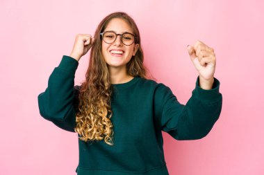 Genç beyaz kadın dans ediyor ve eğleniyor..