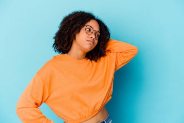 Genç Afro-Amerikan melez kadın yorgun ve uykulu bir şekilde kendini soyutlamış..