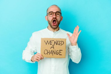 Kafkasyalı genç kel bir adam elinde... Mor arka planda izole edilmiş bir değişim levhasına ihtiyacımız var. Şaşırmış ve şok olmuş..