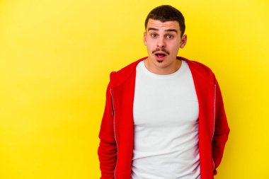 Sarı arka planda izole edilmiş beyaz bir adam gördüğü bir şey yüzünden şok oluyor..