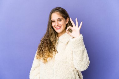 Genç, beyaz, sevimli, neşeli ve kendine güvenen bir kadın..