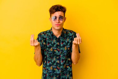 Renkli arka planda poz veren beyaz bir genç. 