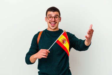 Beyaz arka planda ingilizce okuyan genç beyaz adam hoş bir sürpriz alıyor, heyecanlı ve el kaldırıyor..