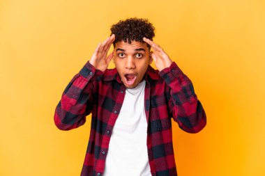 Genç Afro-Amerikan kıvırcık adamı bir fikri ve ilham konsepti var..