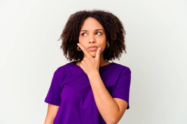 Genç Afro-Amerikan melez kadın... düşüncelere daldı, bir strateji planladı, bir iş kurmanın yollarını düşündü..