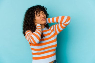 Genç Afrikalı Amerikalı afro kadın sabit yaşam tarzından dolayı boyun ağrısını izole etti..