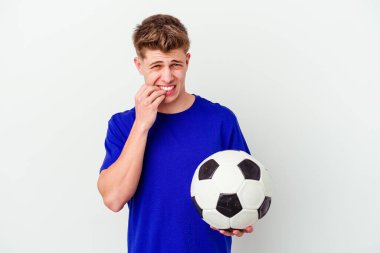 Futbol oynayan beyaz bir adam arka planda izole edilmiş tırnak yiyor, gergin ve çok endişeli..