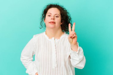 Down sendromlu kadın iki numarayı parmaklarıyla gösterdi..