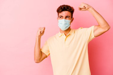 Renkli arka planda poz veren beyaz bir genç. 