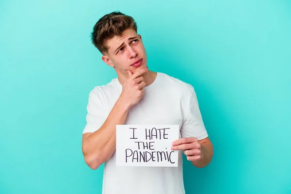 Молодий Білий Чоловік Тримає Пандемію Ненавиджу Плакат Ізольований Синьому Фоні — стокове фото
