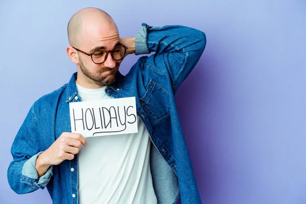 Jonge Blanke Kale Man Met Een Feestdag Bordje Geïsoleerd Blauwe — Stockfoto