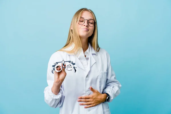 Jonge Russische Optometrist Vrouw Blauw Raakt Buik Glimlacht Zachtjes Eten — Stockfoto