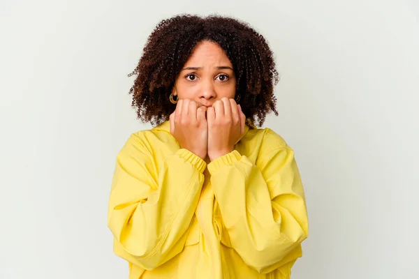 Joven Afroamericana Mestiza Mujer Aislada Mordiendo Uñas Nerviosa Muy Ansiosa — Foto de Stock