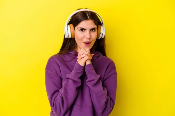 Jonge Blanke Vrouw Luisteren Naar Muziek Met Koptelefoon Geïsoleerd Roze — Stockfoto