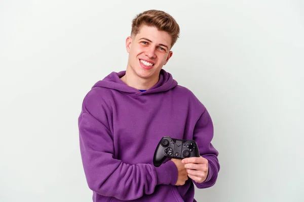 Jovem Caucasiano Segurando Gamepad Isolado Fundo Branco Rindo Divertindo — Fotografia de Stock