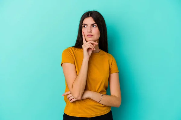 Mujer Caucásica Joven Aislada Sobre Fondo Azul Contemplando Planeando Una — Foto de Stock