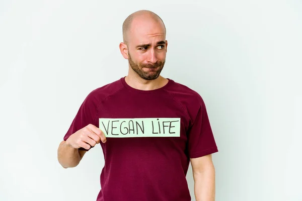 Jonge Blanke Kale Man Met Een Veganistisch Levensbord Geïsoleerd Paarse — Stockfoto
