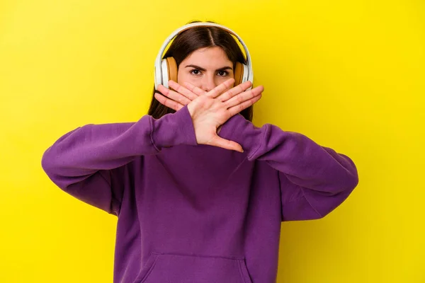 Joven Mujer Caucásica Escuchando Música Con Auriculares Aislados Sobre Fondo —  Fotos de Stock