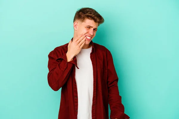 Homem Caucasiano Jovem Isolado Fundo Azul Com Uma Forte Dor — Fotografia de Stock