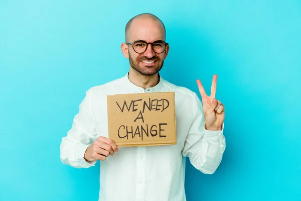 Jovem Caucasiano Careca Segurando Precisamos Cartaz Mudança Isolado Fundo Roxo — Fotografia de Stock