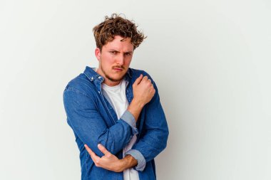 Beyaz arka planda soyutlanmış genç beyaz bir adam kafası karışmış, şüpheli ve güvensiz hissediyor..