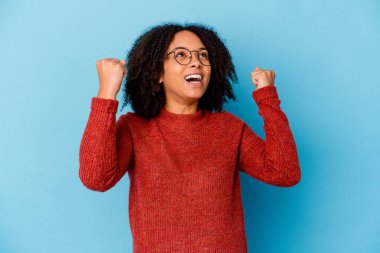 Genç Afro-Amerikan melez kadın zafer ve galibiyet kavramından sonra yumruğunu kaldırdı..