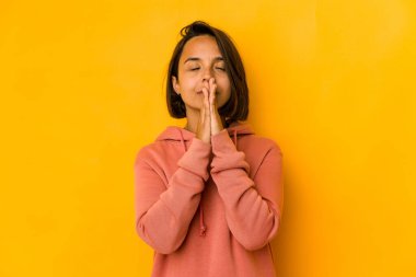 Sarıya sarılıp el ele tutuşan genç İspanyol kadın, kendini güvende hissediyor..