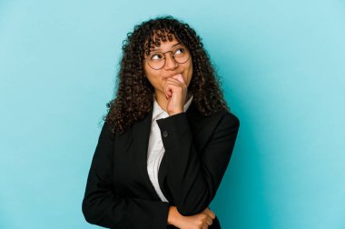 Genç Afrikalı Amerikalı Afro kadın izole edilmiş. Bir şeyin fotokopi odasına baktığını düşünüyor..