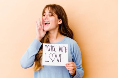 Genç, beyaz bir kadın elinde aşk levhasıyla izole edilmiş bağırıyor ve avuç içini açık tutuyordu..