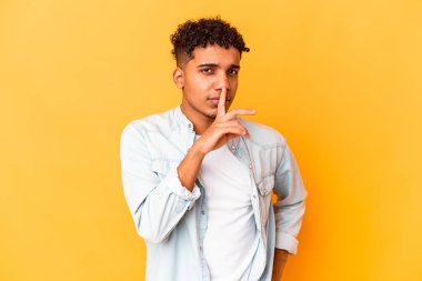 Genç Afro-Amerikan kıvırcık adamı mor düşüncelere dalıp yukarı bakıyor, yansıtıyor, düşünüyor, fantezi kuruyor..