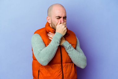 Mor arka planda izole edilmiş genç beyaz adam virüs veya enfeksiyon yüzünden boğazında ağrı hissediyor..