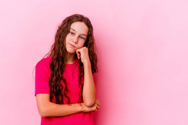 Pembe arka planda izole edilmiş, üzgün ve dalgın hisseden, fotokopi alanına bakan beyaz bir kız..