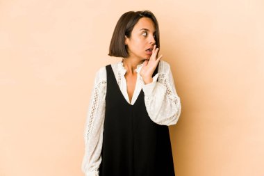 Genç İspanyol kadın gizli bir sıcak fren haberi veriyor ve yan bakıyor.