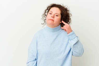 Down sendromlu bir kadın işaret parmağıyla hayal kırıklığı gösteriyor..