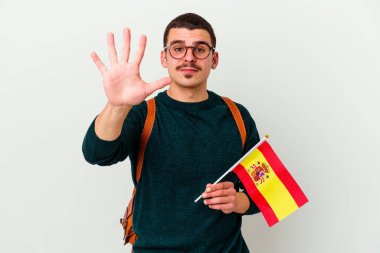 Beyaz arka planda ingilizce okuyan genç beyaz adam gülümseyerek beş numarayı parmaklarıyla gösteriyor..