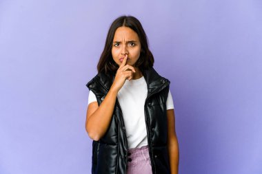 Genç melez kadın düşünüyor, bakıyor, yansıtıyor, düşünüyor, hayal kuruyor..