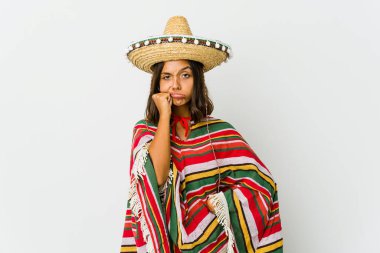 Beyaz arka planda izole edilmiş genç Meksikalı kadın sıkılmış, yorgun ve dinlenmeye ihtiyacı var..