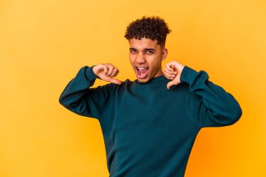 Genç Afro-Amerikan kıvırcık adamı, mor üzerine izole edilmiş gururlu ve kendinden emin, örnek alınacak..