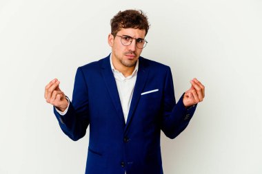 Beyaz arka planda soyutlanmış genç beyaz bir adam, kadının hiç parası olmadığını gösteriyor..