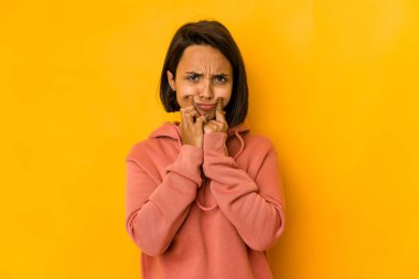 Genç İspanyol kadın iki seçenek arasında kuşkuyla sarıda izole edilmiş..